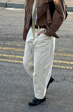 Minimalist Moxie Barrel Jean